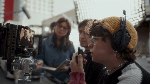 Person med hörlurar granskar en filminspelning på en monitor